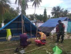 Meriahkan Hari Paskah, Babinsa Manokwari Utara Bantu Jemaat Dirikan Tenda dan Bersihkan Lokasi Kemah