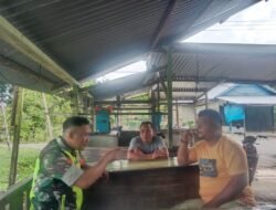 Babinsa Koramil 01/Sungaimas Melaksanakan Komsos Di Desa Binaan