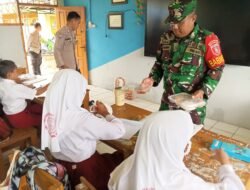 Babinsa 1010-01/Bungur Bantu Penyaluran Makan Bergizi Gratis, Wujudkan Generasi Muda Sehat dan Cerdas