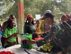 Satgas Yonif 614/RJP Bagikan Sembako, Wujud Kepedulian di Distrik Pirime