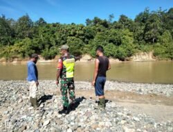 Tingginya Hujan saat Ini Babinsa Koramil 01/Sungaimas Cek Debit Air Sungai di Desa Binaan