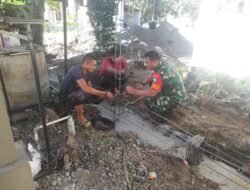 Babinsa Koramil 08/Arongan Lambalek Bantu Warga Bangun Ikat Besi untuk Pembuatan Pondasi Rumah Warga