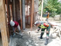 Babinsa Koramil 01/Sungaimas Bantu Bangun Rumah Warga Desa Binaan