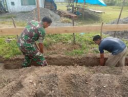 Babinsa Koramil 09/Samatiga Sertu Buchari Muslim Turut Membantu Warga dalam Pengecoran Pondasi Rumah