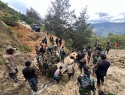 Satgas Yonif 614/RJP Bantu Bersihkan Material Longsor di Distrik Mokoni