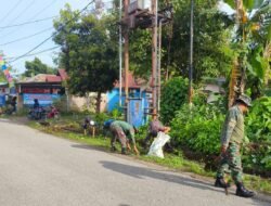 Babinsa Koramil 1010-07/Piani Melakukan Pembersihan Lingkungan Bersama Warga