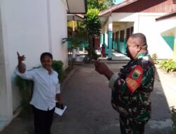 Peduli dengan Dunia Pendidikan, Babinsa Koramil 1801-01/Manokwari Komsos dengan Guru SD YPPGI Fanindi