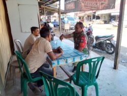 Babinsa Koramil 0105-10/Woyla Barat Kodim 0105/Aceh Barat, Kopka Roni Gunawan Komsos dengan Masyarakat di Desa Lhok Malee