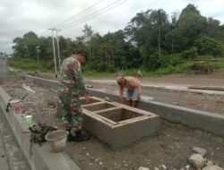 Babinsa Warmare Bantu Warganya dalam Pembuatan Bak Penampungan Air