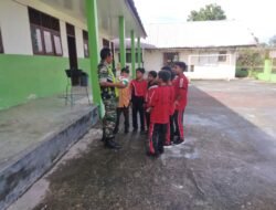 Babinsa Koramil 09/Samatiga Serma Havendra Latih Olahraga Voli bagi Siswa SDN I Reusak