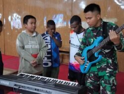 Satgas Yonif 614/RJP Berbagi Kreativitas: Mengajari Anak-Anak Bermain Musik