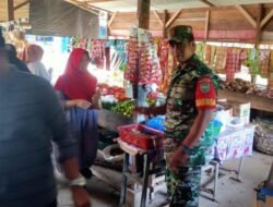Babinsa Turun Langsung Cek Ketersediaan dan Harga Sayur Mayur serta Kebutuhan Bahan Pokok