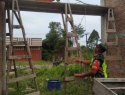 Wujudkan Kepedulian, Babinsa Posramil Pasie Raya Berupaya Meringankan Pekerjaan Warga di Wilayah Binaan