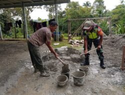 Mengatasi Kesulitan Rakyat Babinsa Koramil 01/Sungaimas Bantu Warga Desa Binaan