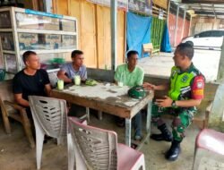 Kerja dan Kedekatan Nyata Babinsa Koramil 0105-11/WT Bantu Warga Bangun Rumah di Desa Binaan