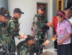 Satgas Yonif 614/RJP Bagikan Makanan Bergizi Kepada Jemaat Gereja Wiyawere Pirime