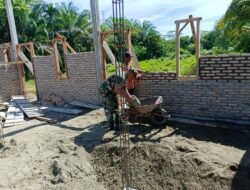 Cerminkan Rasa Empati, Babinsa Koramil 04/Meureubo Bantu Proses Pembangunan Rumah Warga Binaan