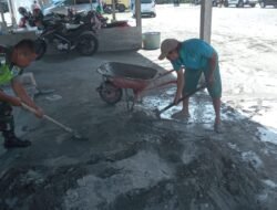 Babinsa Koramil 09/Samatiga, Serda Heru Santoso, Turut Membantu Pengecoran Lantai Rumah Warga Desa Leubok