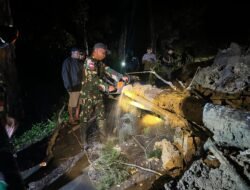 Prajurit Satgas Yonif 614/RJP Bergerak Cepat Atasi Tanah Longsor di Lanny Jaya