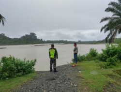 Waspada Banjir, Babinsa dan Warga Keude Suak Awe Peumulia Alam Beurukat