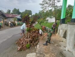 Kolaborasi Apik, Babinsa Koramil 1509-01/Bacan, dan Bhabinkamtibmas Polsek Bacan Timur Serta Warga Desa Gotong Royong Bersihkan Tempat Ibadah