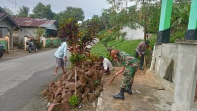 Kolaborasi Apik, Babinsa Koramil 1509-01/Bacan, dan Bhabinkamtibmas Polsek Bacan Timur Serta Warga Desa Gotong Royong Bersihkan Tempat Ibadah