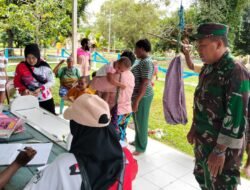 Tingkatkan Kesehatan Masyarakat, TNI Bantu Petugas Kesehatan Gelar Posyandu