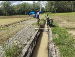 Koptu Doni F Bantu Petani Desa Seumantok, Pastikan Saluran Air Lancar untuk Hasil Maksimal