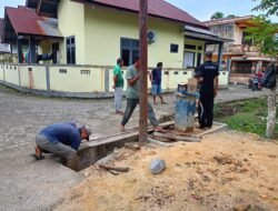 Babinsa Bersinergi dengan Warga Bersihkan Parit Cegah Genangan Air dan Wabah Penyakit