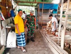 Komsos Babinsa Koramil 05/Panga dengan Pedagang Ayam Potong