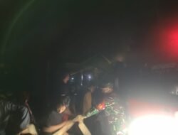 Babinsa Koramil Sungai Pandan Gerak Cepat Bantu Padamkan Kebakaran di Desa Binaan