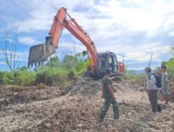 Pra TMMD Kodim 0911/Nunukan, Babinsa Dampingi Proses Pengerjaan Pembuatan Badan Jalan