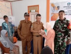Babinsa Koramil 1509-02/Obi dan Bhabinkamtibmas Polsek Obi Kawal Pembagian Bantuan Langsung Tunai di Desa Madapolo