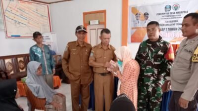 Babinsa Koramil 1509-02/Obi dan Bhabinkamtibmas Polsek Obi Kawal Pembagian Bantuan Langsung Tunai di Desa Madapolo
