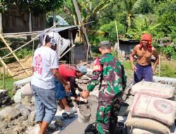 Babinsa Koramil 04/Maurole Bantu Warga Binaan Membuat Pondasi Rumah
