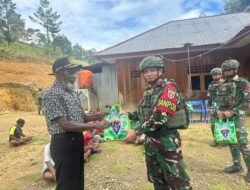 Wujud Solidaritas, Satgas Yonif 614/RJP Bagikan Sembako di Tolikara