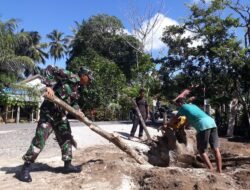 Babinsa Koramil 09/Samatiga Bersama Warga Gelar Gotong Royong Cabut Akar Pohon di Desa Gampong Cot