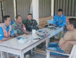 Komsos dengan Petugas PLN, Danpos Ramil Darul Hikmah Ingatkan Faktor Keamanan saat Bertugas