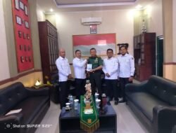 Dandim 0105/Abar Terima Buku Memori Pengawasan Pemilu 2024 dari Ketua Bawaslu Aceh Barat