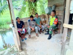 Jalin Silaturahmi dengan Warga Babinsa Koramil 01/Sungaimas Melaksanakan Komsos di Desa Binaan