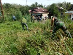 Jumat Bersih, Anggota Koramil Juai Laksanakan Gotong Royong di Desa Mungkur Uyam