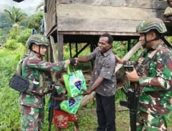 Berbagi Kasih dengan Anjangsana, Satgas Yonif 614/Raja Pandhita Bagikan Pakaian dan Sembako
