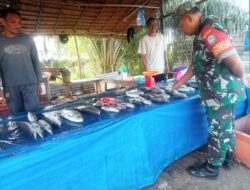 Babinsa Koramil 05/Panga Kodim 0114/Aceh Jaya Komsos Dengan Penjual Ikan