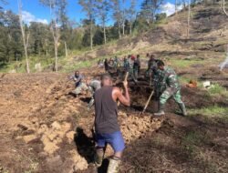 Bersama Satgas Yonif 614/RJP, Masyarakat Buka Lahan Kebun untuk Masa Depan