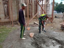 Dengan Semangat dan Rasa Kepedulian yang Tinggi Babinsa Koramil 01/Sungaimas Bantu Warga Desa Binaan