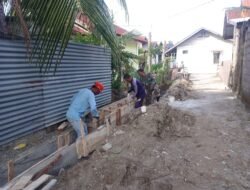 Babinsa Koramil 09/Samatiga, Koptu Ushuluddin, Turut Serta dalam Kegiatan Gotong Royong Pengecoran Parit di Desa Gampong Tengoh