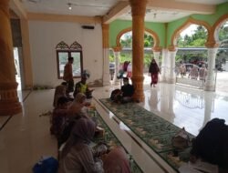 Babinsa Koramil 0105-10/Woyla Barat Koptu Edwar Isda Hariyanto Kawal Kegiatan Cek Kesehatan Gratis di Desa Binaan