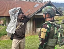 Berbagi Kasih di Papua Pegunungan: Satgas Yonif 614/RJP Bagikan Pakaian Layak Pakai
