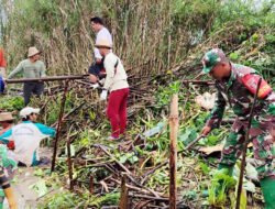 Meningkatkan Kesadaran Lingkungan, Babinsa Koramil 1003-06/Simpur Lakukan Aksi Pembersihan Aliran Sungai