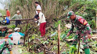 Meningkatkan Kesadaran Lingkungan, Babinsa Koramil 1003-06/Simpur Lakukan Aksi Pembersihan Aliran Sungai